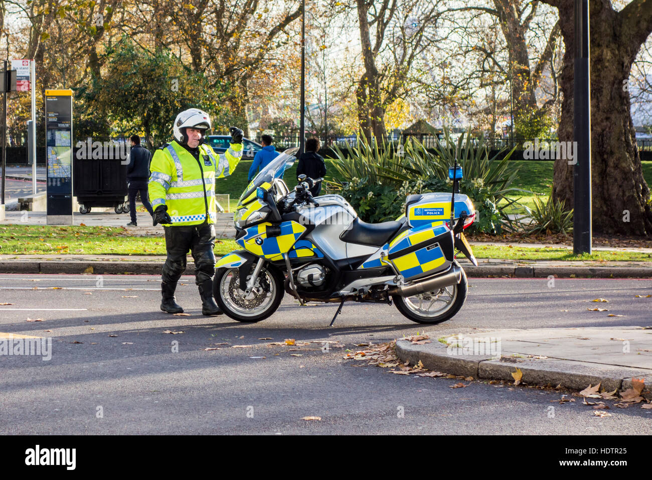 Funzionario di polizia dirigere traffico a Marble Arch, rotonda, London, Regno Unito Foto Stock