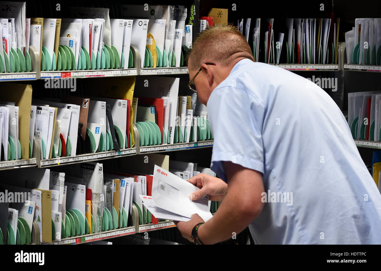 Portalettere Phil Wright ordina mail a Nottingham Centro posta che elabora più di 2.8 milioni di invii di posta sulla loro giorno più trafficato dell'anno. Foto Stock