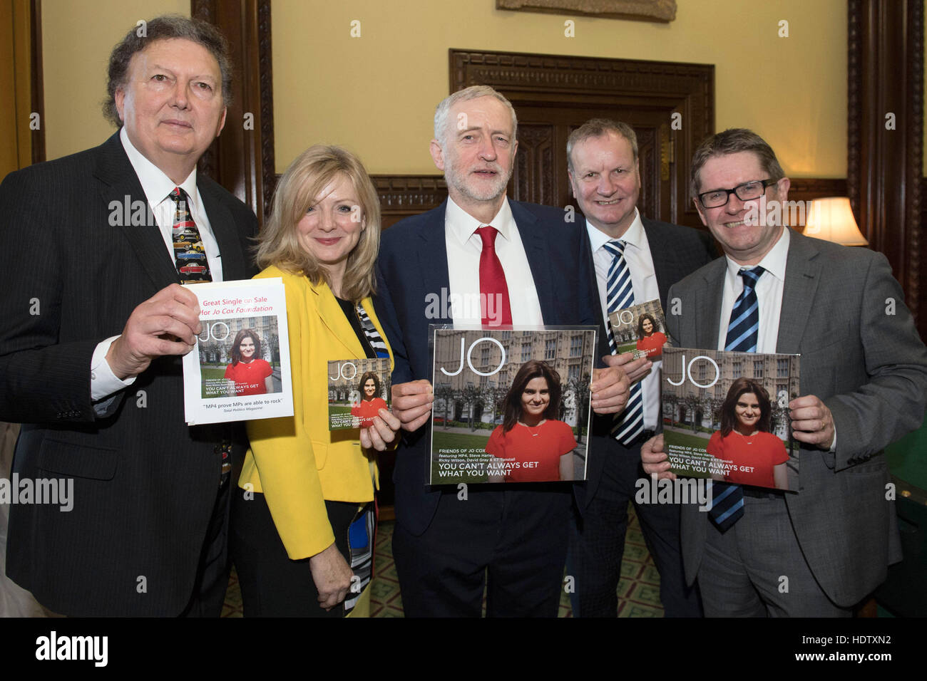 I membri della band MP4 Greg Knight MP (sinistra), Pete Wishart MP (seconda a destra) e Kevin Brennan (destro) presente leader del partito laburista Jeremy Corbyn e Tracy Brabin MP con copie del loro unico e un coperchio del Rolling Stones" canzone 'non sempre è possibile ottenere ciò che si desidera' che è stato fatto in onore di Jo Cox. Foto Stock