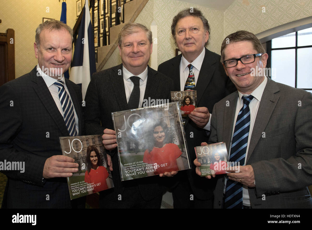 I membri della band MP4 Greg Knight MP (seconda a destra), Pete Wishart MP (sinistra) e Kevin Brennan (destro) presente a un SNP vice leader Angus Robertson con copie del loro unico e un coperchio del Rolling Stones" canzone 'non sempre è possibile ottenere ciò che si desidera' che è stato fatto in onore di Jo Cox. Foto Stock