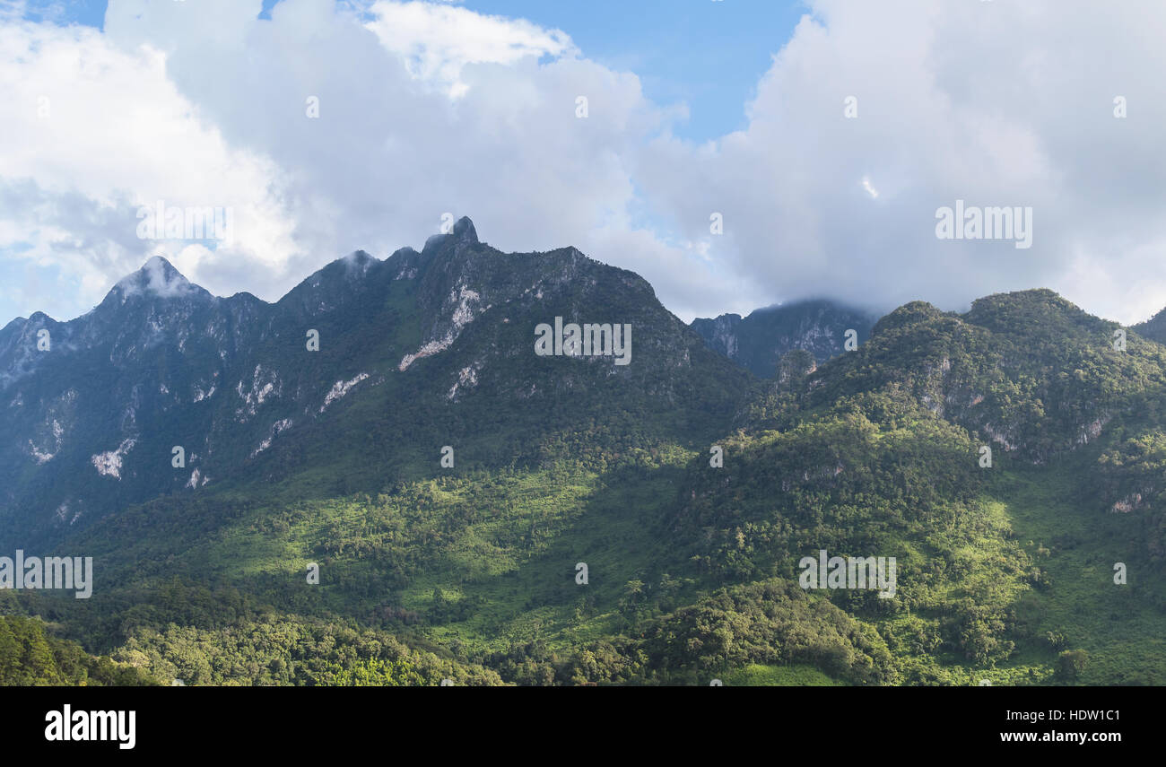 La copertura nuvolosa sul panorama delle montagne Foto Stock