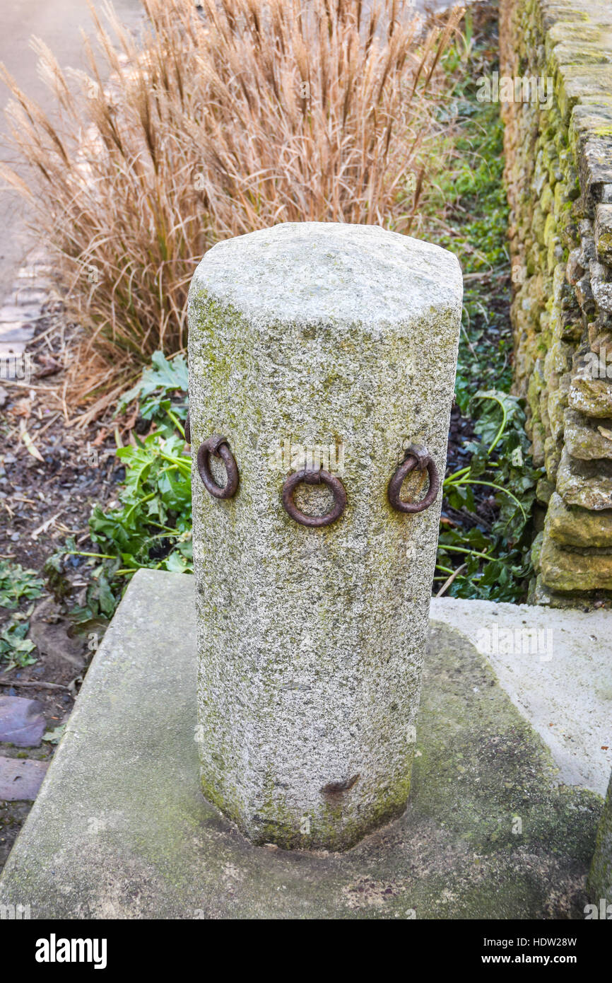 Un aggancio vintage post lasciati da giorni di viaggio via cavallo ancora in un luogo situato al di fuori della città di Hall in un territorio rurale borgo medievale in Francia. Foto Stock