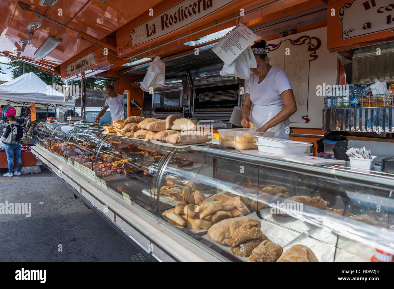 Giorno di mercato a Lucca e le strade da Porta Santa Maria e tutti lungo la Via Borgo Giannotti sono imballati con la produzione e la ferramenta si spegne. Foto Stock