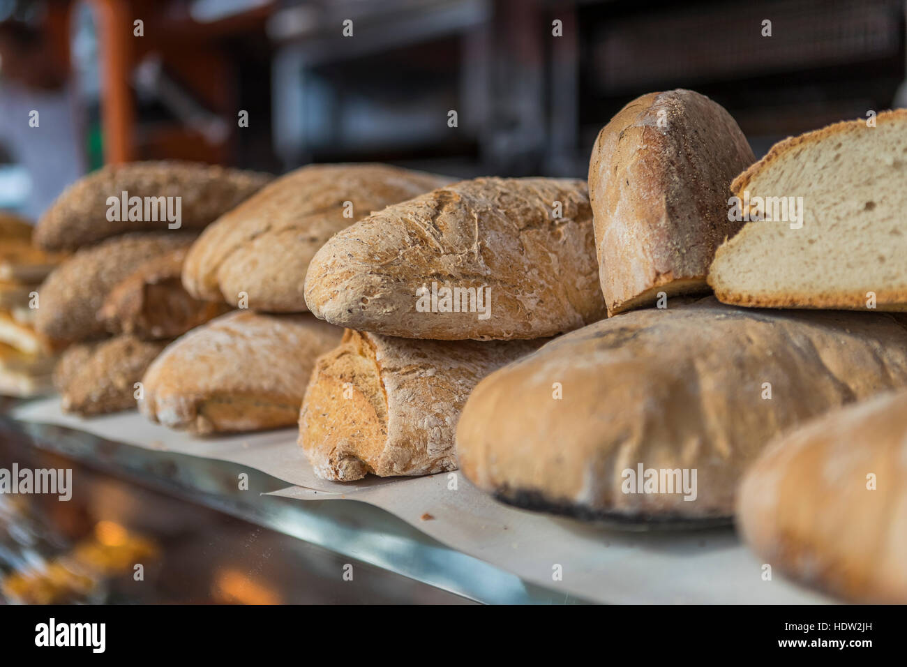 Giorno di mercato a Lucca e le strade da Porta Santa Maria e tutti lungo la Via Borgo Giannotti sono imballati con la produzione e la ferramenta si spegne. Foto Stock