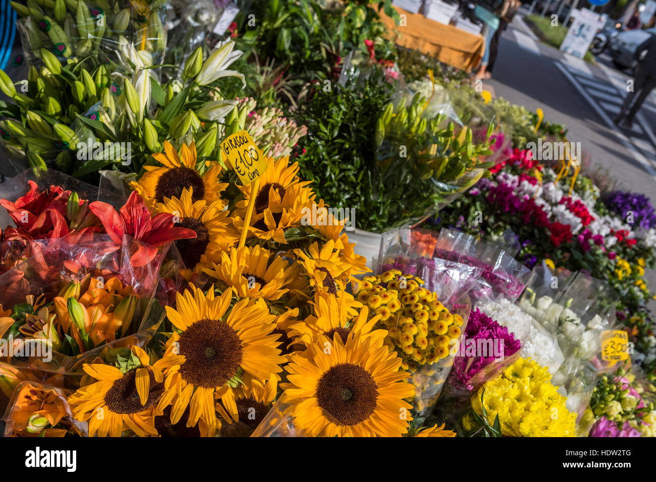 Giorno di mercato a Lucca e le strade da Porta Santa Maria e tutti lungo la Via Borgo Giannotti sono imballati con la produzione e la ferramenta si spegne. Foto Stock