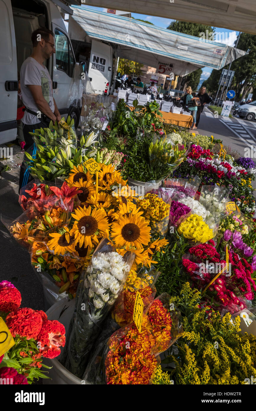 Giorno di mercato a Lucca e le strade da Porta Santa Maria e tutti lungo la Via Borgo Giannotti sono imballati con la produzione e la ferramenta si spegne. Foto Stock