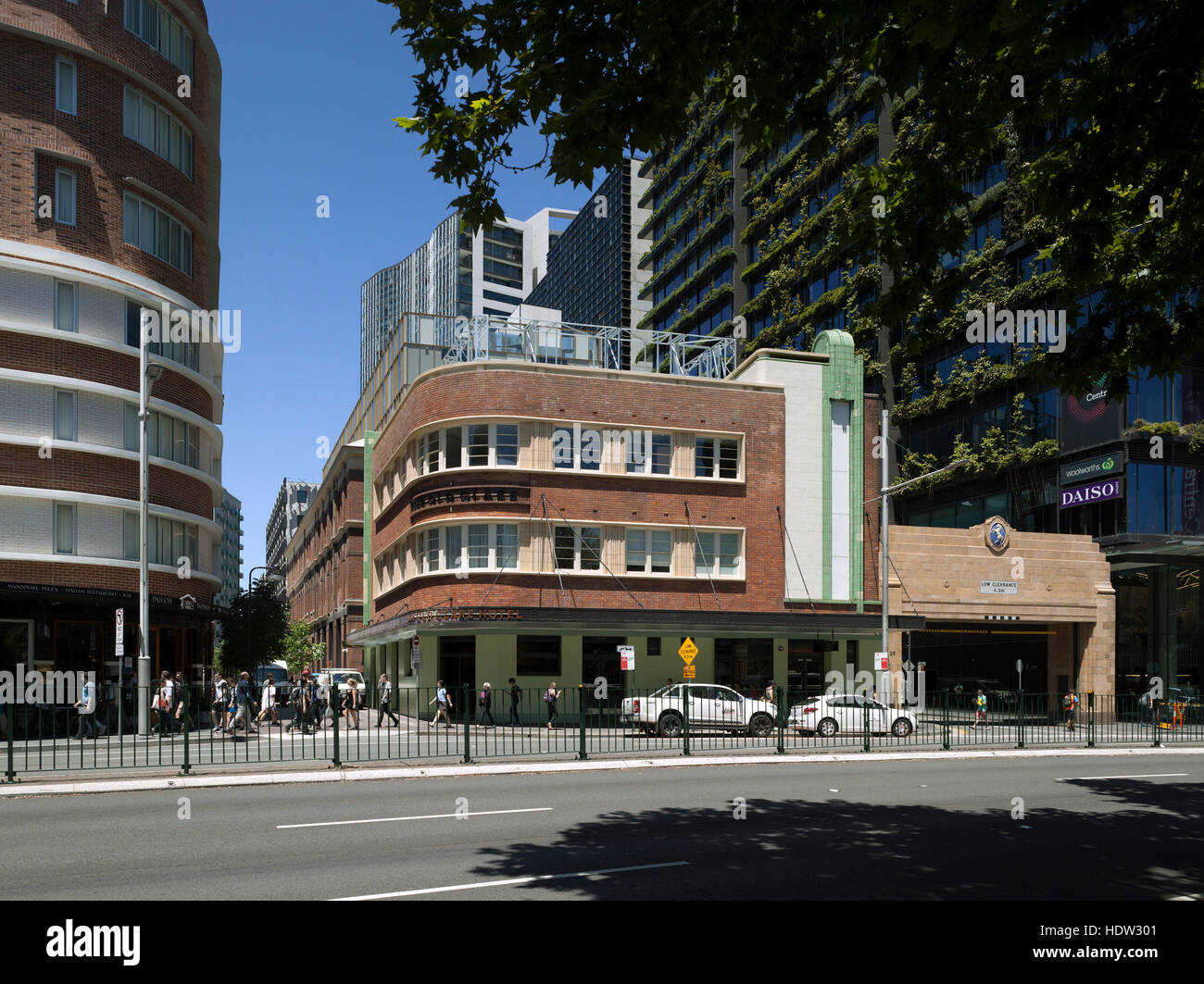 Vista su Broadway. Il vecchio Hotel Clare, Sydney, Australia. Architetto: Tonkin Zulaikha Greer, 2015. Foto Stock