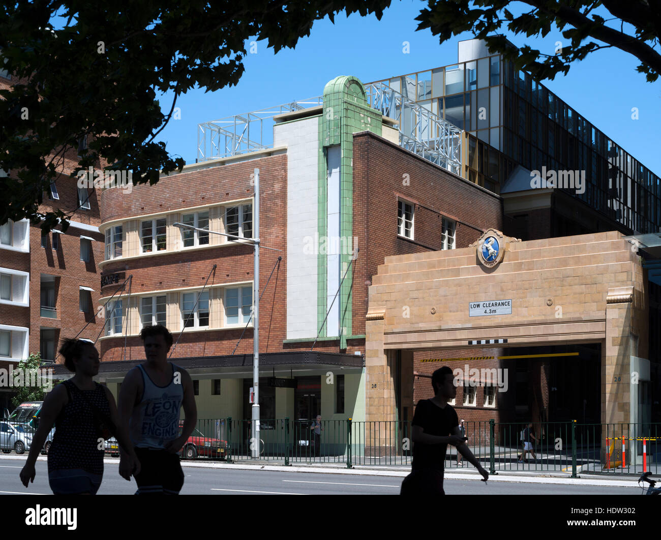 Vista su Broadway con stagliano figure. Il vecchio Hotel Clare, Sydney, Australia. Architetto: Tonkin Zulaikha Greer, 2015. Foto Stock