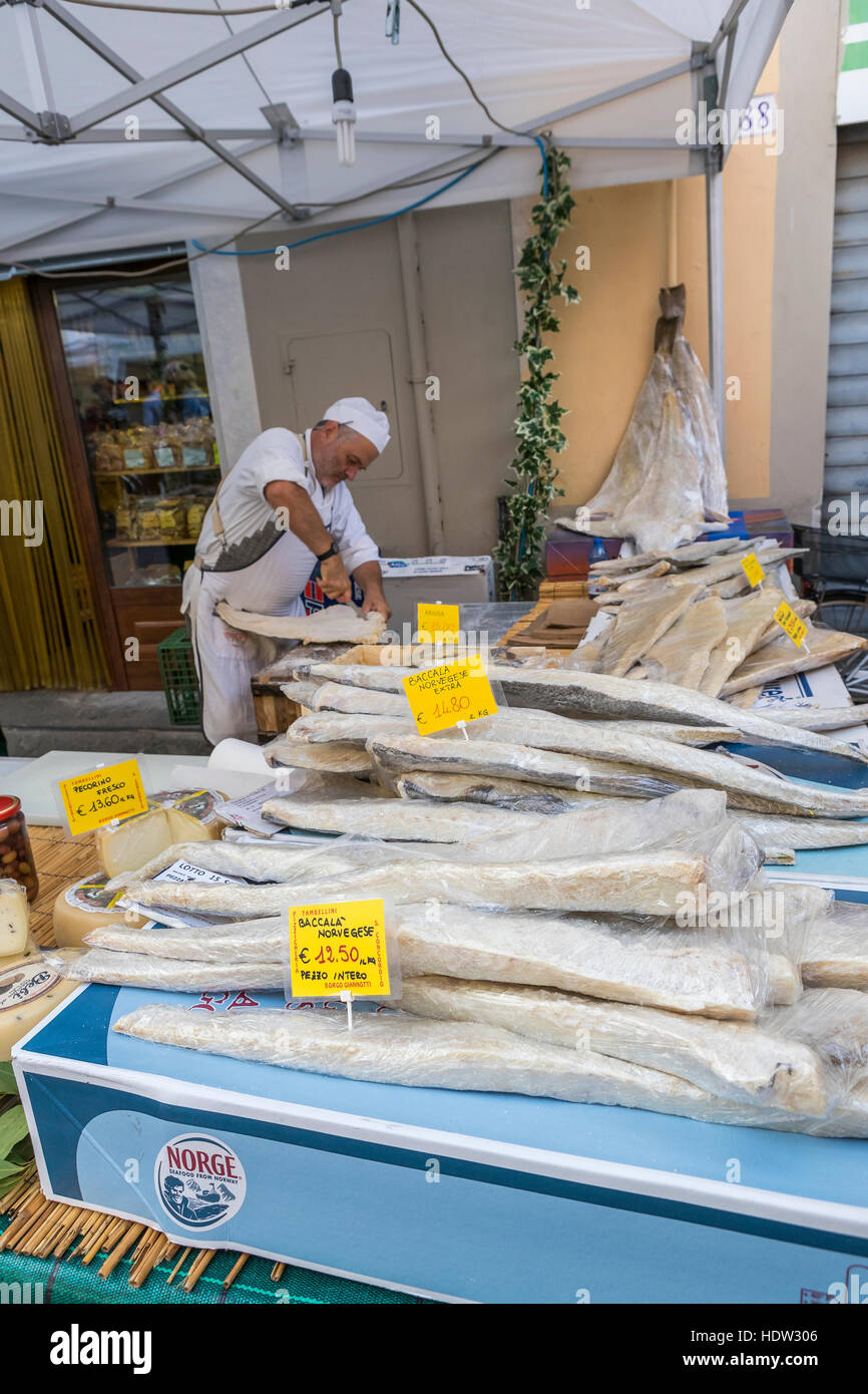 La città di Lucca street market si estende dalla Porta Santa Maria lungo la Via Borga Giannotti con tutto dal cibo per animali domestici. Foto Stock