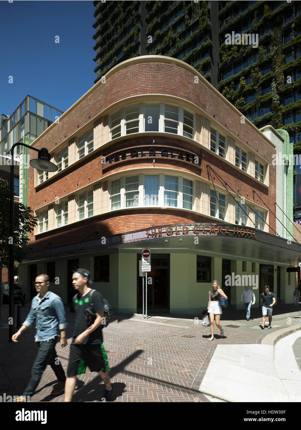 L'hotel come visto in corrispondenza della zona di spigolo di Broadway e a Kensington Street. Il vecchio Hotel Clare, Sydney, Australia. Architetto: Tonkin Zulaikha Greer, 2015. Foto Stock