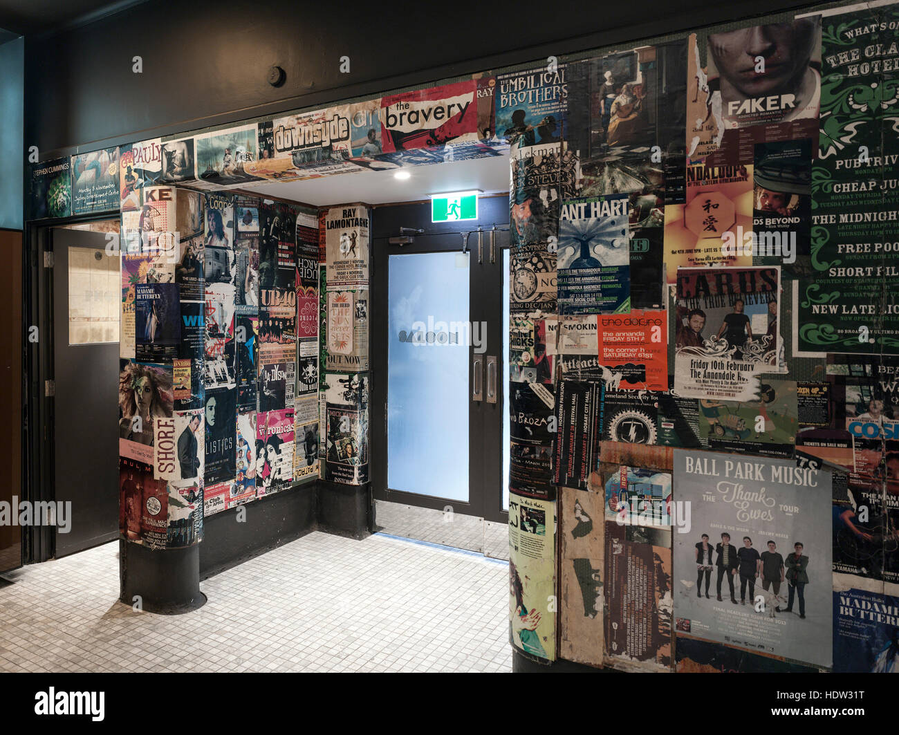 La reception dettaglio presentando rimanenza di poster. Il vecchio Hotel Clare, Sydney, Australia. Architetto: Tonkin Zulaikha Greer, 2015. Foto Stock