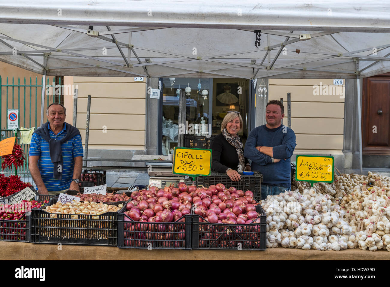 La città di Lucca street market si estende dalla Porta Santa Maria lungo la Via Borga Giannotti con tutto dal cibo per animali domestici. Foto Stock