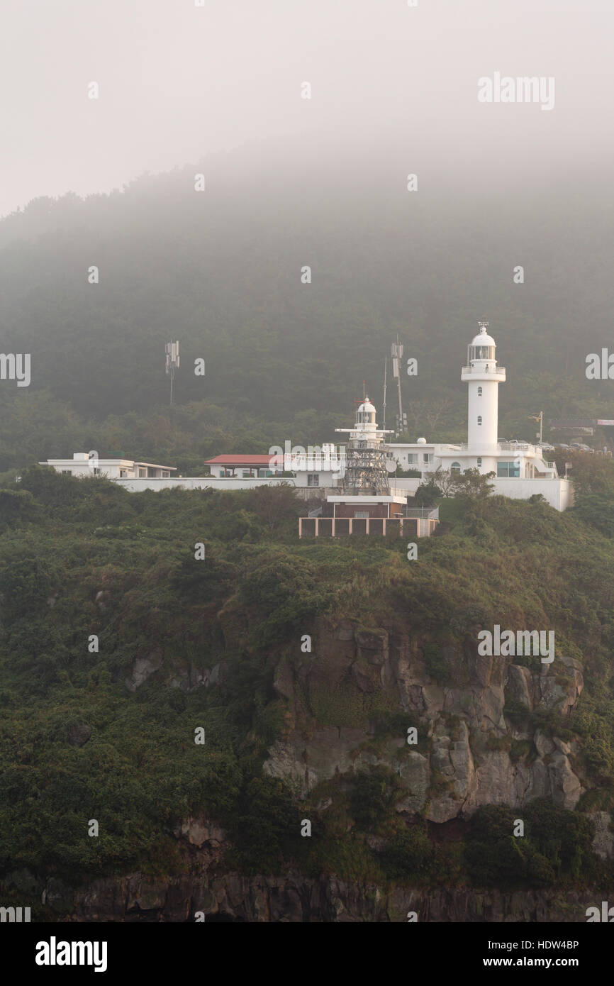 Sanji faro nella nebbia, Jeju City, Jeju Island, Corea del Sud, Asia Foto Stock