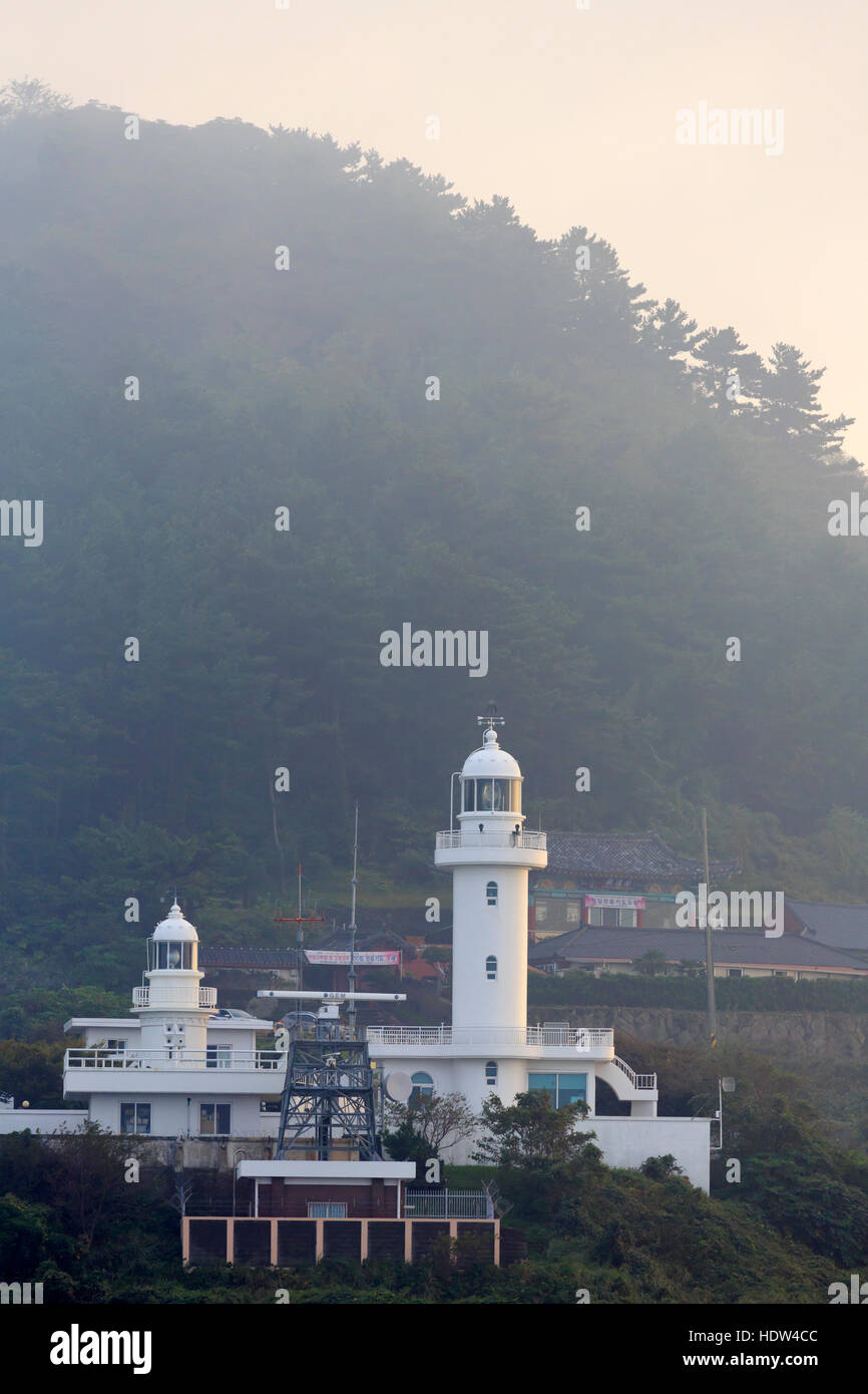 Sanji faro nella nebbia, Jeju City, Jeju Island, Corea del Sud, Asia Foto Stock