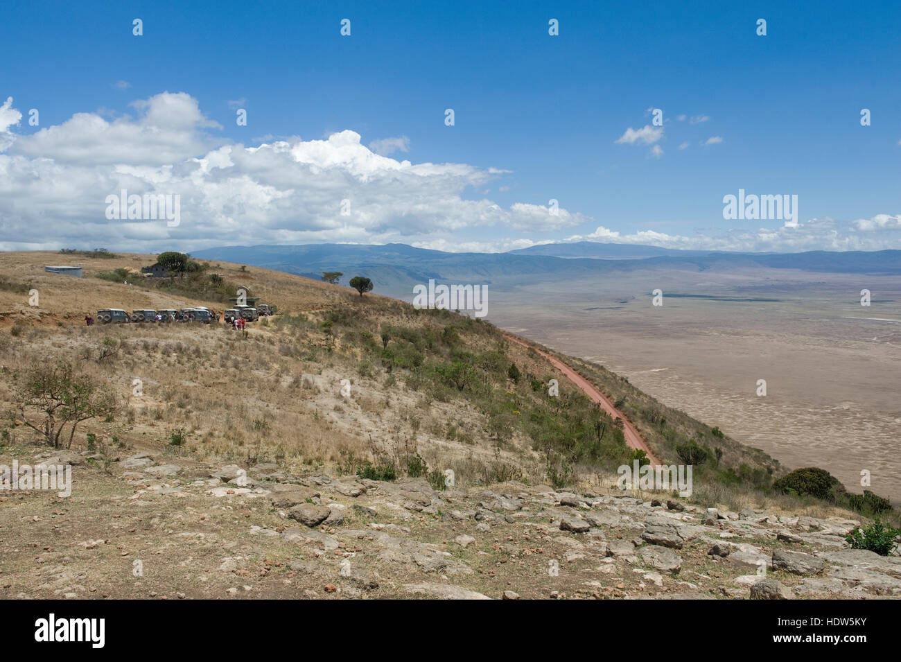 Automobili in attesa al cancello per immettere del cratere di Ngorongoro, Seneto scendere road, Regione di Arusha, Tanzania Foto Stock