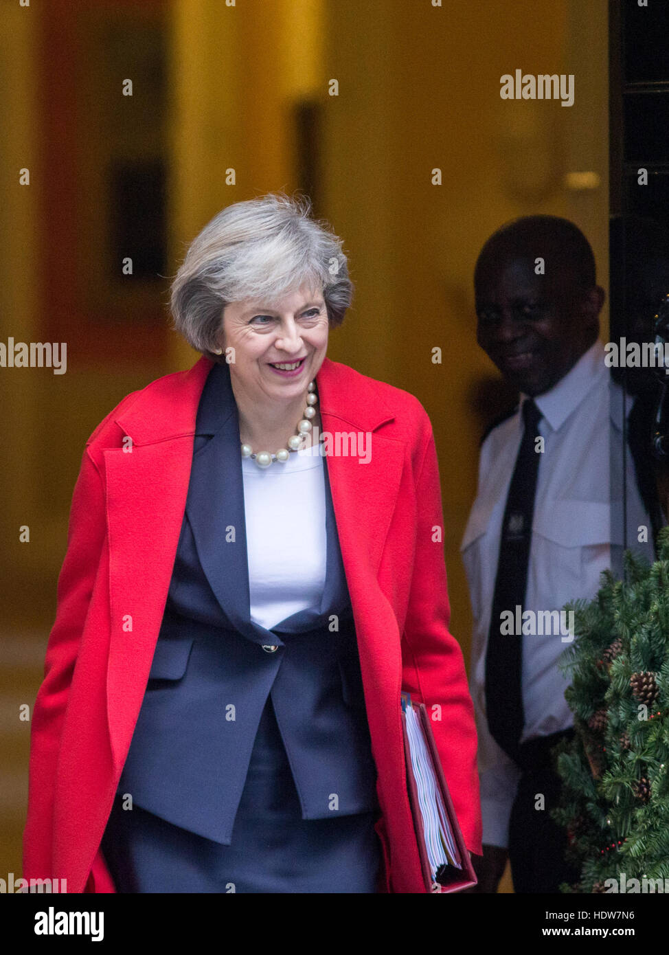 Il primo ministro,Theresa Maggio,lascia il numero 10 di Downing Street per prime domande Minitsers alla House of Commons Foto Stock
