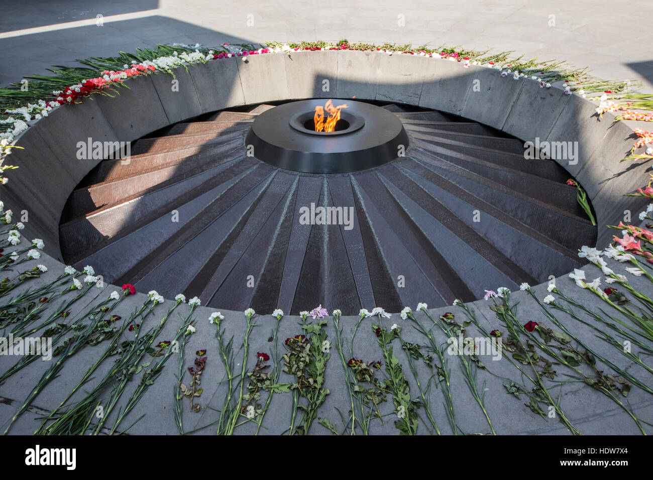 Fiamma eterna dedicata ai 1.5 milioni di persone uccise durante il genocidio armeno nel complesso commemorativo del genocidio armeno a Tsitsernakaberd ... Foto Stock