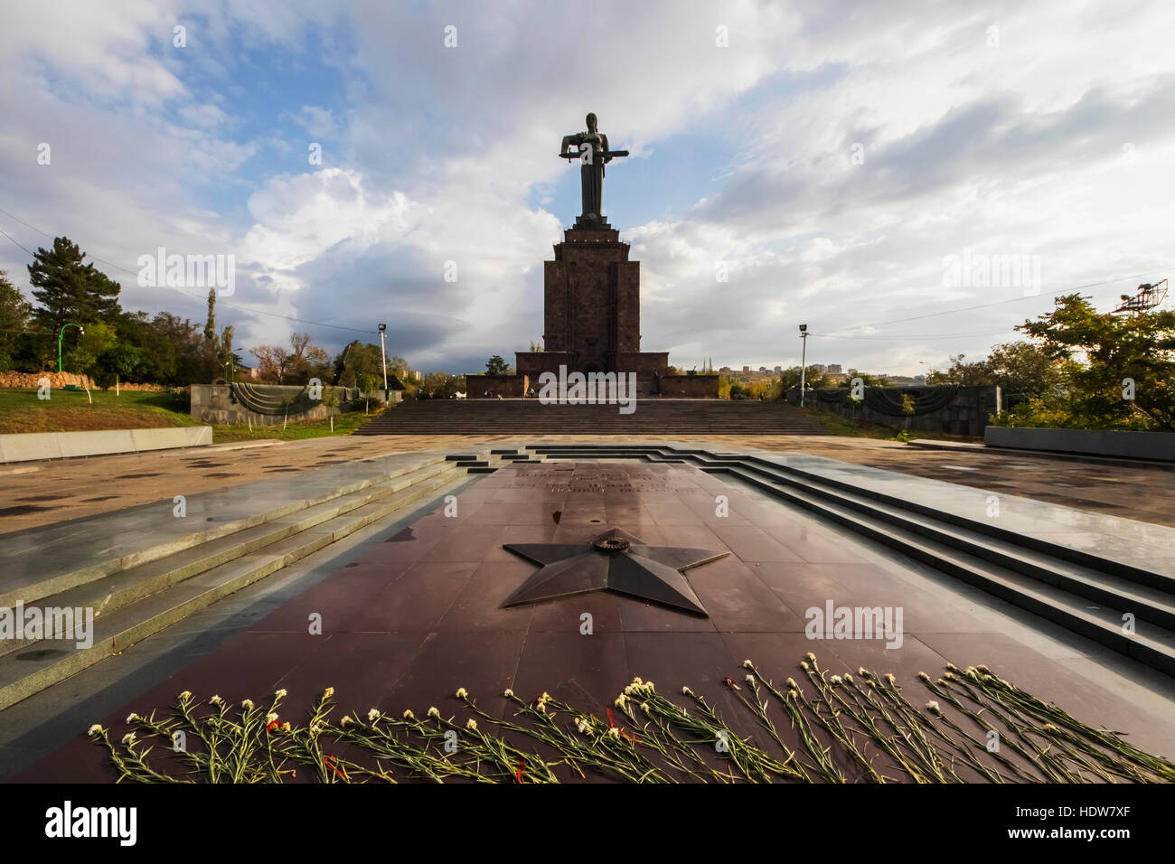 Commemorazione di Armenia sovietica la partecipazione alla seconda guerra mondiale e la monumentale statua di Madre Armenia nel Parco della Vittoria; Yerevan, Armenia Foto Stock