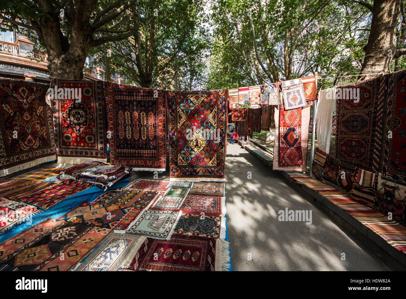Tappeti tradizionali per la vendita al vernissage Mercato; Yerevan, Armenia Foto Stock