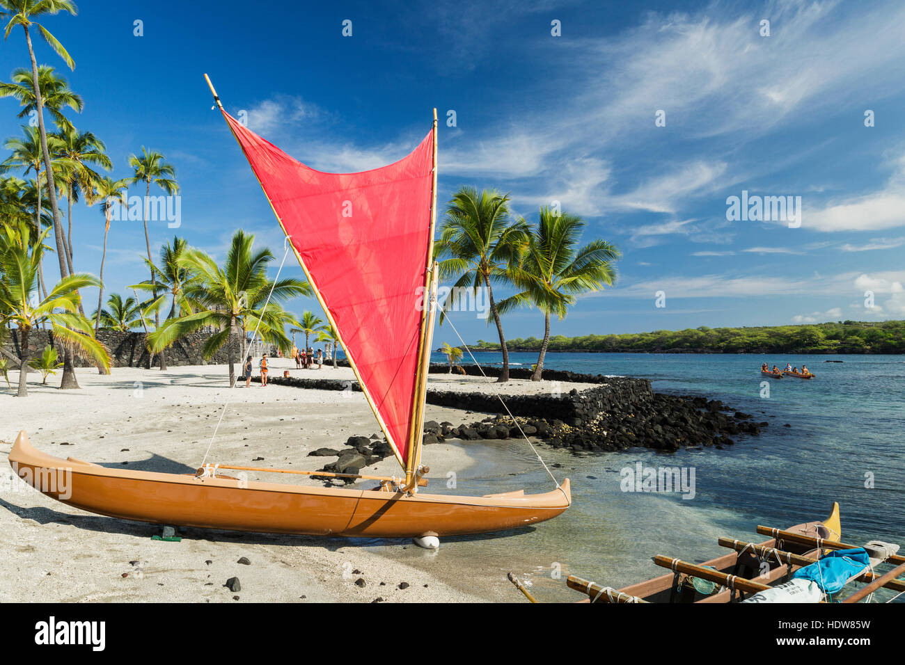 Hawaiian vela canoa in Pu'uhonua O Honaunau National Park; Isola delle Hawaii, Hawaii, Stati Uniti d'America Foto Stock