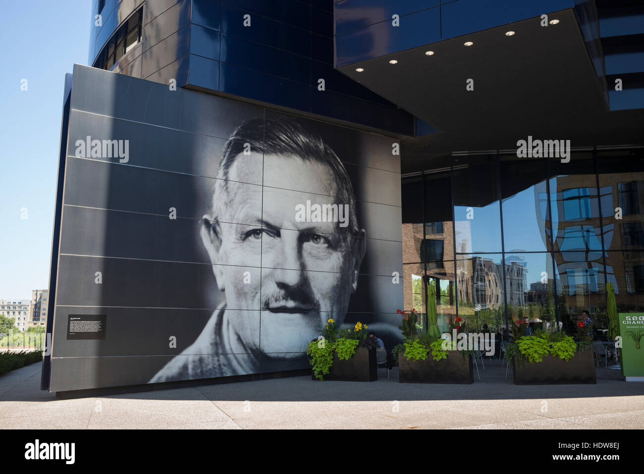 Immagine di Sir Tyrone Guthrie sulla facciata del Guthrie Theater; Minneapolis, Minnesota, Stati Uniti d'America Foto Stock