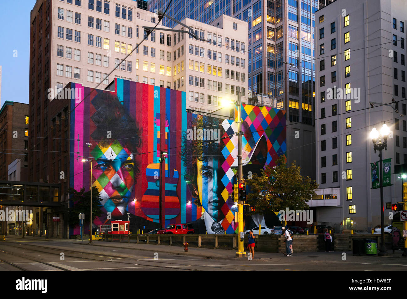 Colorati murali dipinti su edifici; Minneapolis, Minnesota, Stati Uniti d'America Foto Stock