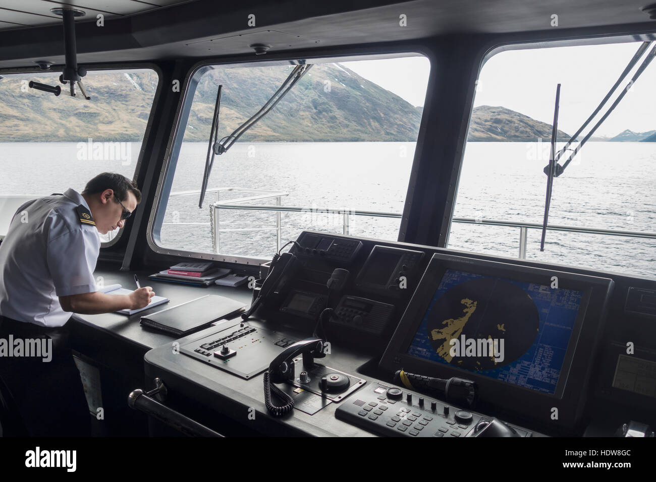 Il capitano sul ponte della nave di crociera in Tierra del Fuego, Patagonia; Cile Foto Stock