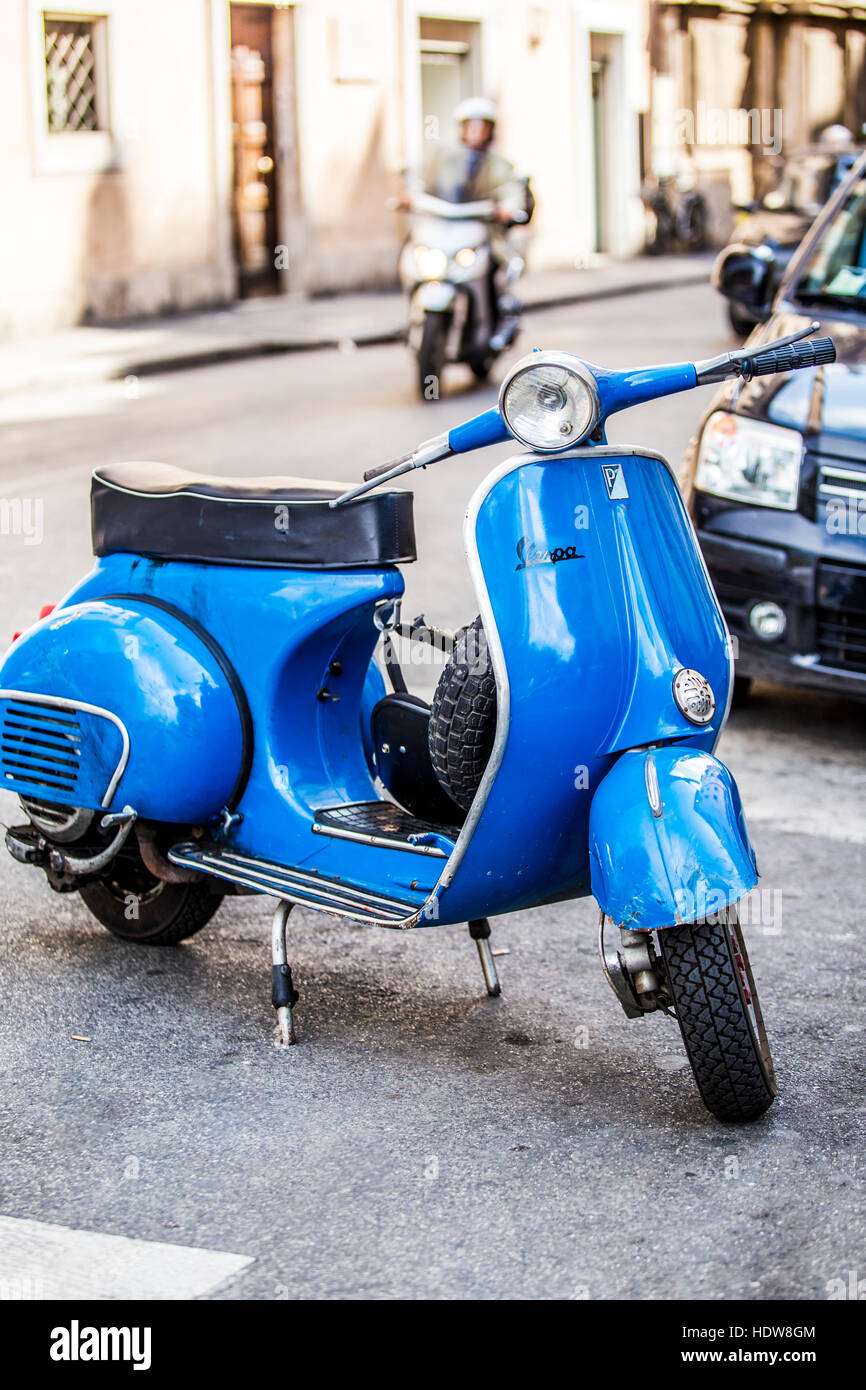 Un classico blu vintage scooter Vespa parcheggiata su una strada di  ciottoli; Roma, lazio, Italy Foto stock - Alamy