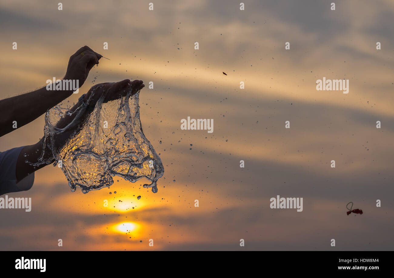 Acqua palloncino esplosione contro un Cielo di tramonto. Foto Stock