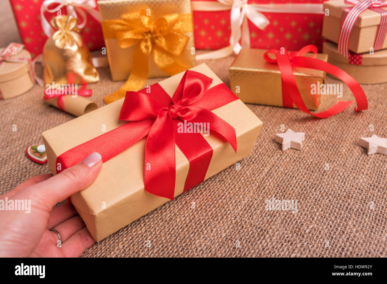 Confezioni regalo sullo sfondo di un saccheggio. Foto Stock