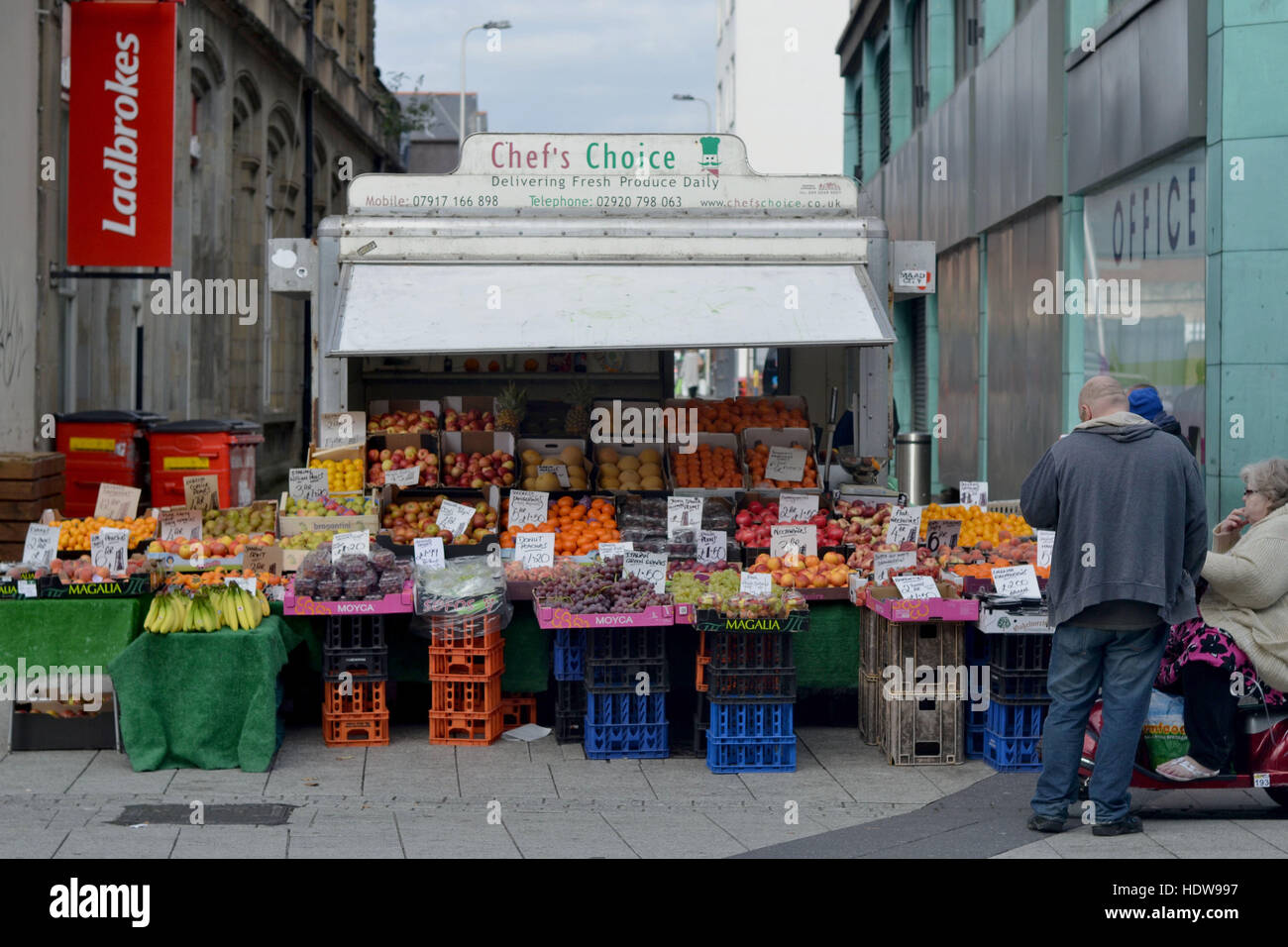 Queen Street, Cardiff, Regno Unito. Il 6 ottobre 2016. Una colorata frutta fresca stallo in Cardiff's Queen Street. © Amy Harris Foto Stock