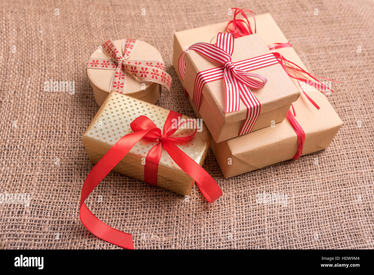 Confezioni regalo sullo sfondo di un saccheggio. Foto Stock