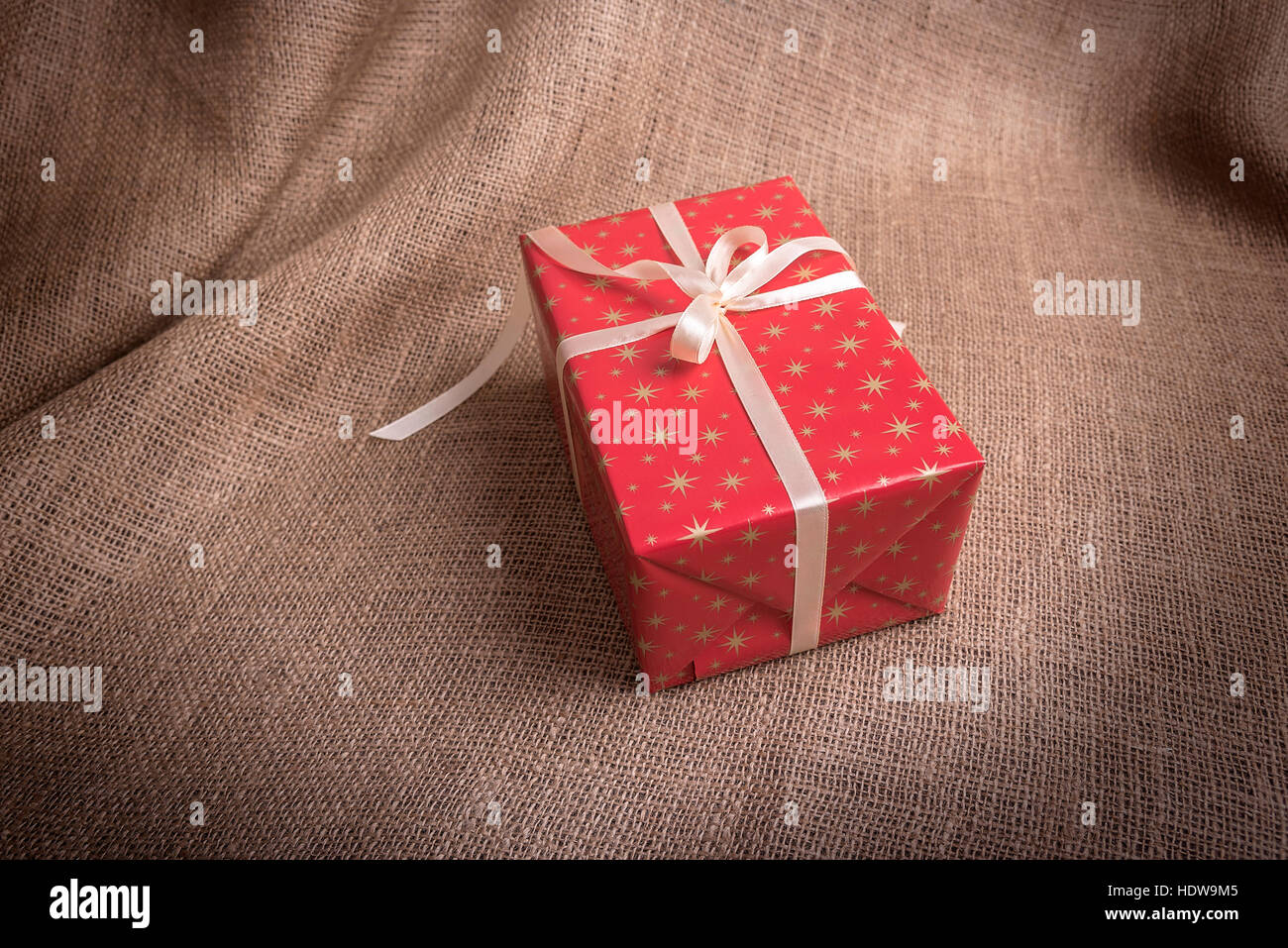 Dono boxe sullo sfondo di un saccheggio. Foto Stock