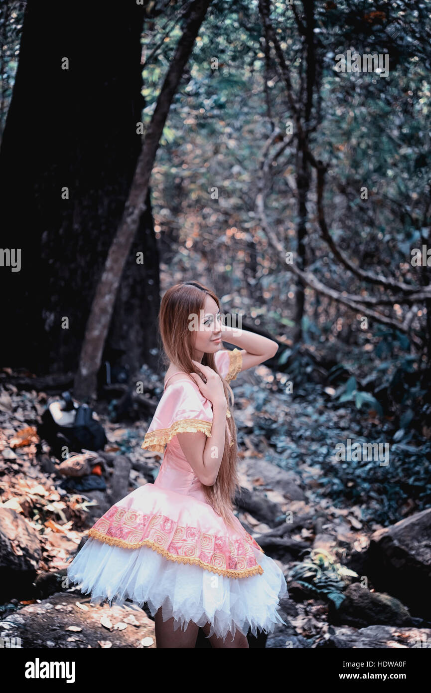 Ritratto di asia bella ragazza in abito di balletto sulla natura Foto Stock
