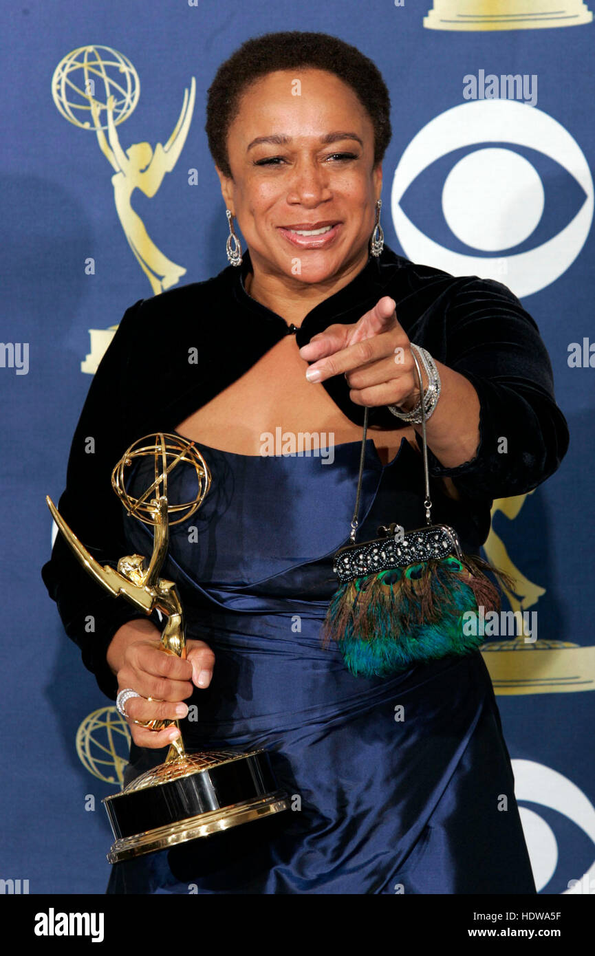 L'attrice S. Epatha Merkerson trattiene il suo premio per il miglior portare attrice in una miniserie o un film per 'Lackawanna Blues" al 57th annuale di Emmy Awards presso lo Shrine Auditorium di Los Angeles, 18 settembre 2005. Foto di Francesco Specker Foto Stock