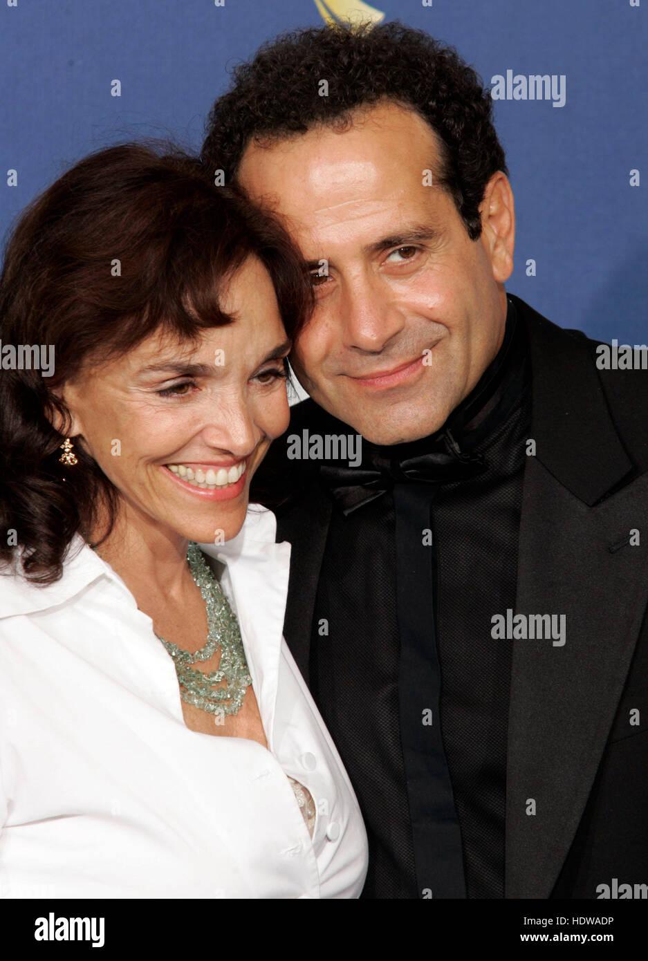 Tony Shalhoub e sua moglie, Brooke Adams presso la 57th annuale di Emmy Awards presso lo Shrine Auditorium di Los Angeles, 18 settembre 2005. Photo credit: Francesco Specker Foto Stock