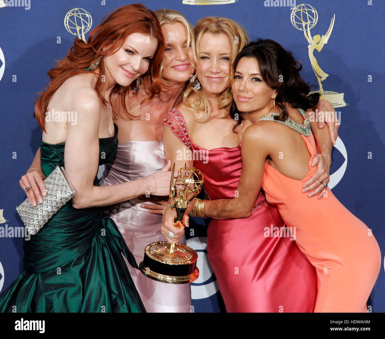 Marcia Cross, Nicollette Sheridan, Felicity Huffman e Eva Longoria del 'Desperate casalinghe' alla 57th annuale di Emmy Awards presso lo Shrine Auditorium di Los Angeles, 18 settembre 2005. Photo credit: Francesco Specker Foto Stock