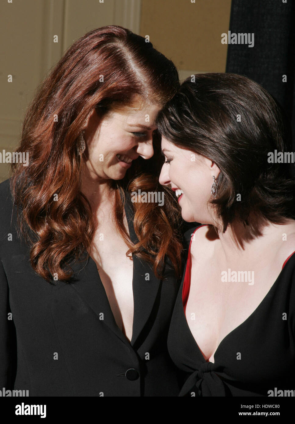 Debra Messing e Megan Mullally al People's Choice Awards a Pasadena, in California domenica 9 gennaio 2005. Photo credit: Francesco Specker Foto Stock