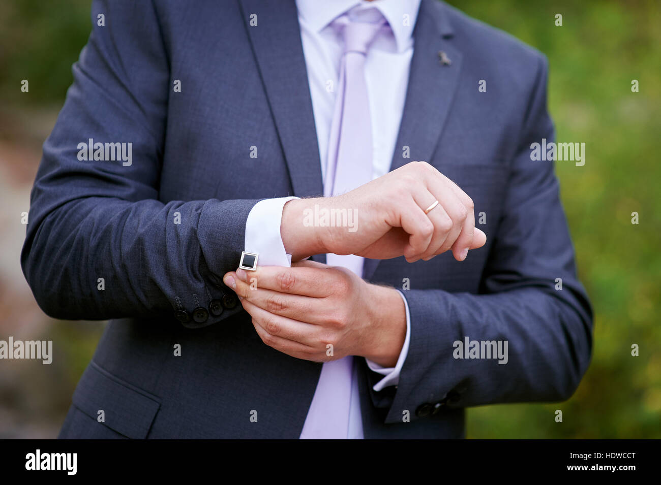Lo sposo abito gemelli su magliette Foto Stock