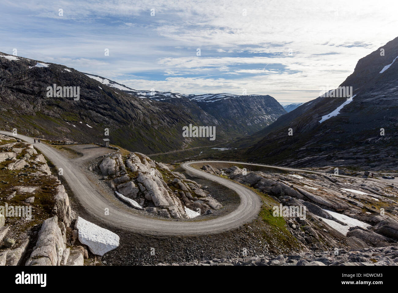 Turismo a piedi giù per una strada di montagna a Styggevatnet lago glaciale, lucentezza, Sogn og Fjordane, Norvegia Foto Stock