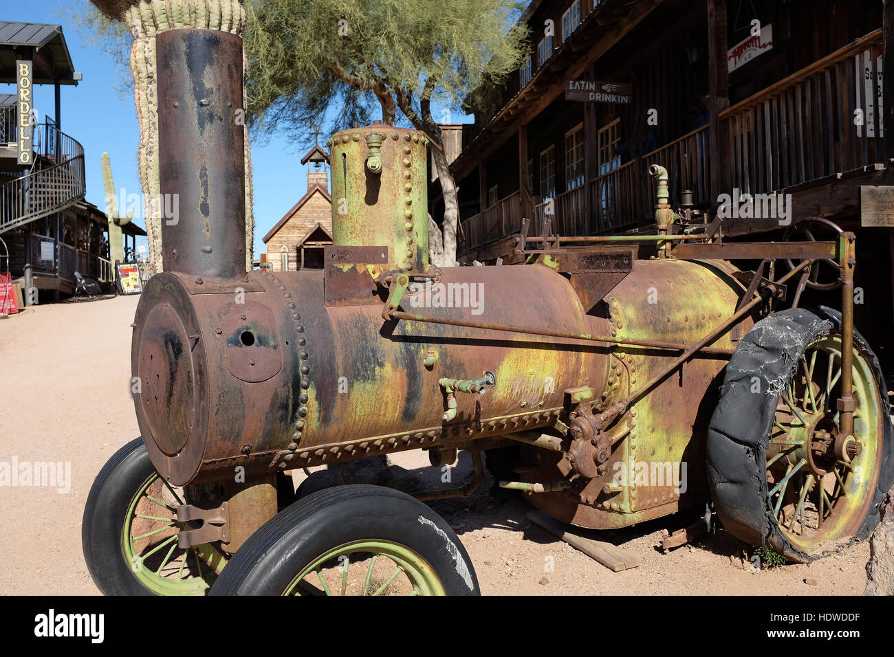 Antico trattore a vapore di fronte all'ampio salone dell'Goldfield Ghost Town, Apache Junction, Arizona. Foto Stock