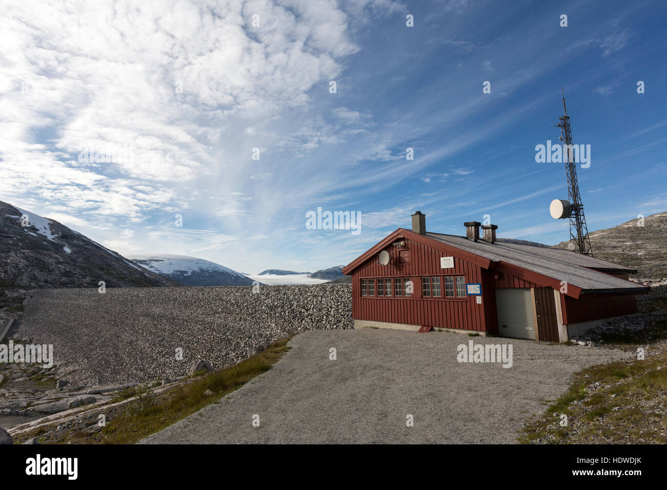Parete di Dam e telecom post in Styggevatnet, un lago glaciale dal ghiacciaio Jostedalsbreen, lucentezza, Sogn og Fjordane, Norvegia Foto Stock