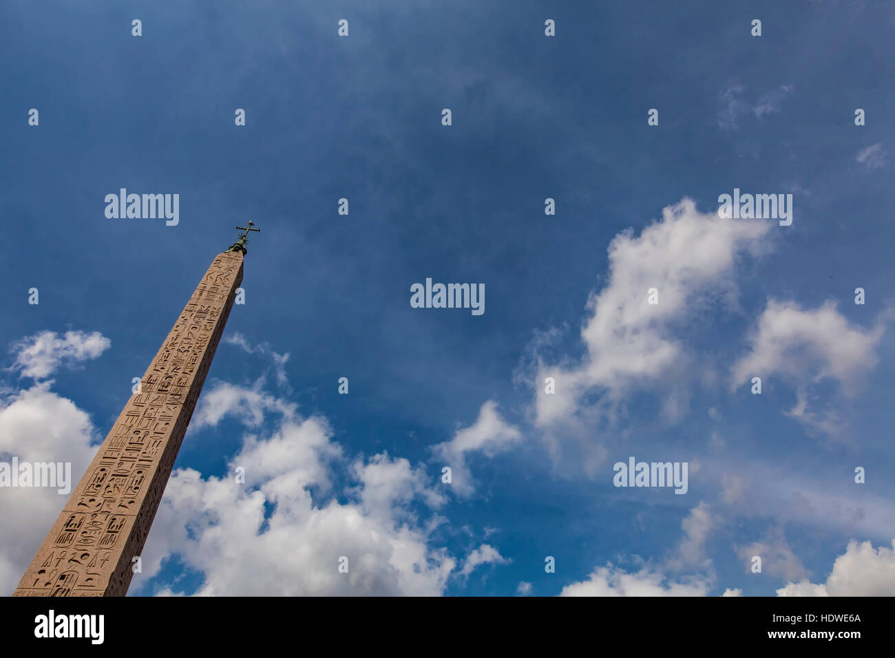 Un obelisco con il cielo nuvoloso in Piazza del Popolo a Roma Foto Stock