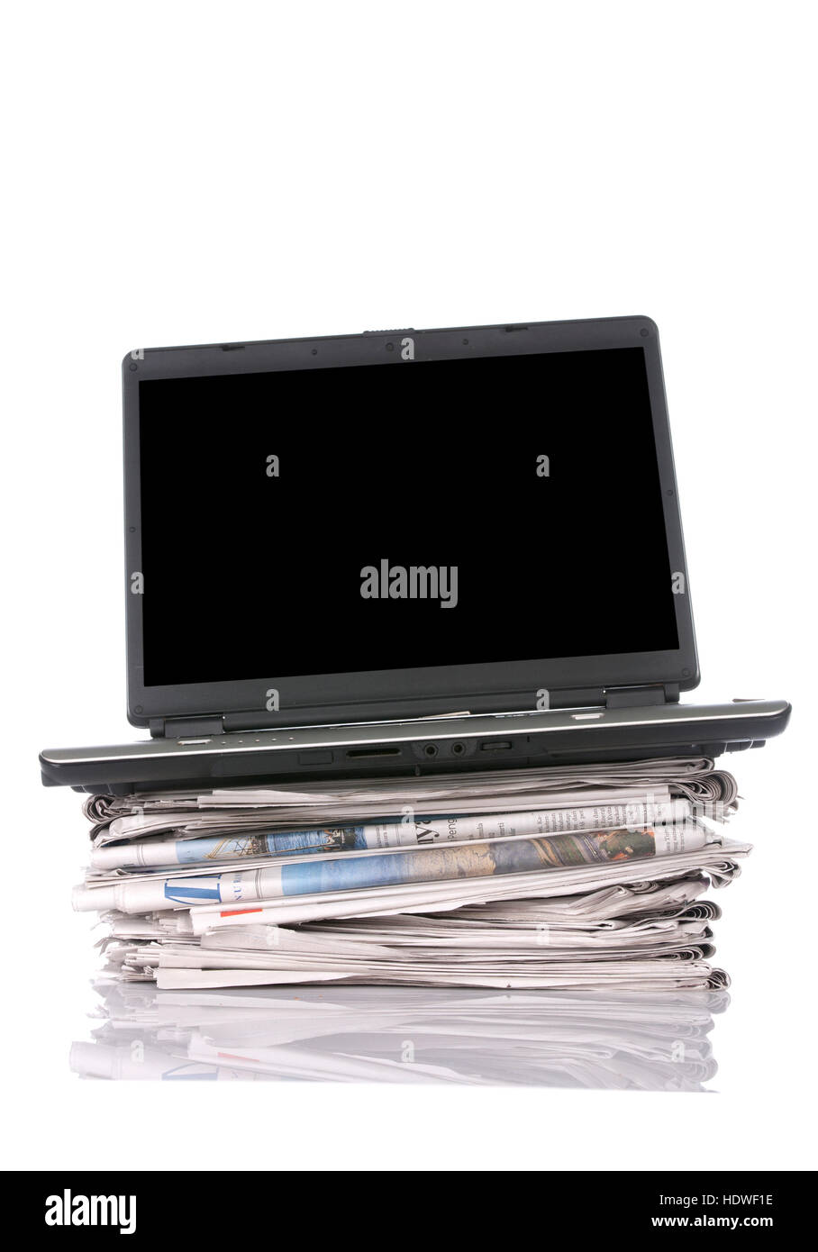 Notebook nero con stacking giornale isolati su sfondo bianco. È possibile mettere il vostro messaggio sullo schermo Foto Stock