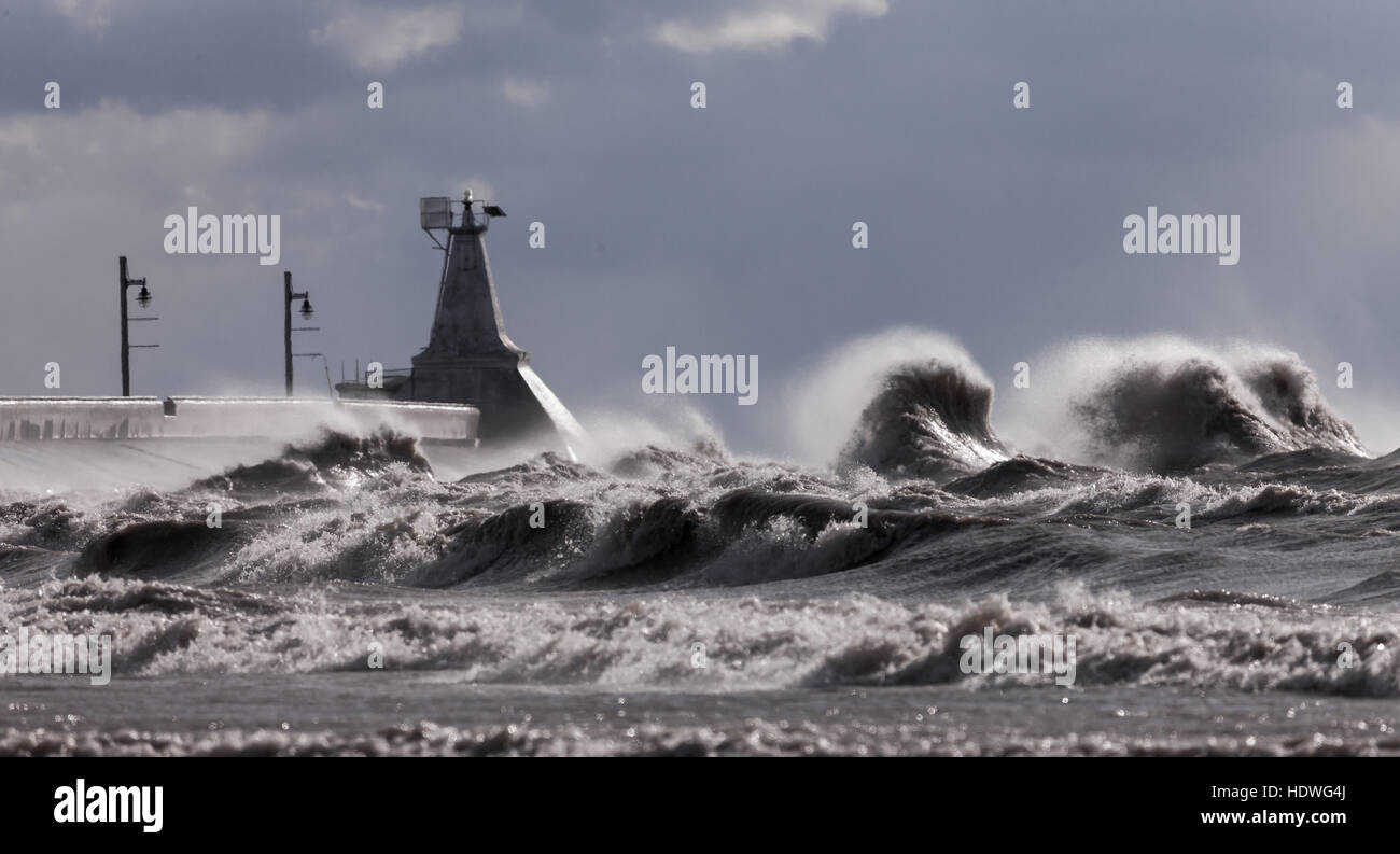 Venti forti frusta fino il Lago Erie dal tranquillo lago d'acqua dolce in un calderone di surf e onde che possono talvolta top 30' alta. Foto Stock