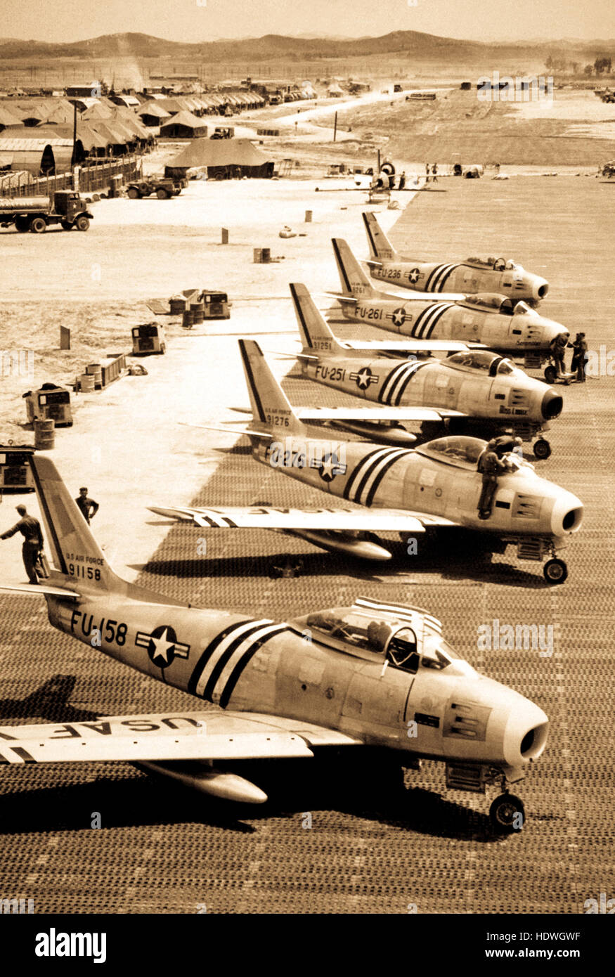 Vista del F-86 aerei sulla linea di volo ottenere pronto per il combattimento. Giugno 1951. Air Force. Foto Stock