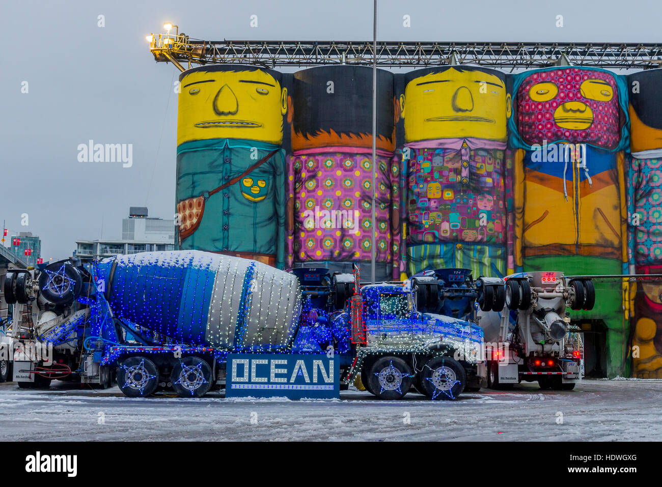 Natale a Ocean cemento, Vancouver, British Columbia, Canada. Murale di OSGEMEOS Foto Stock