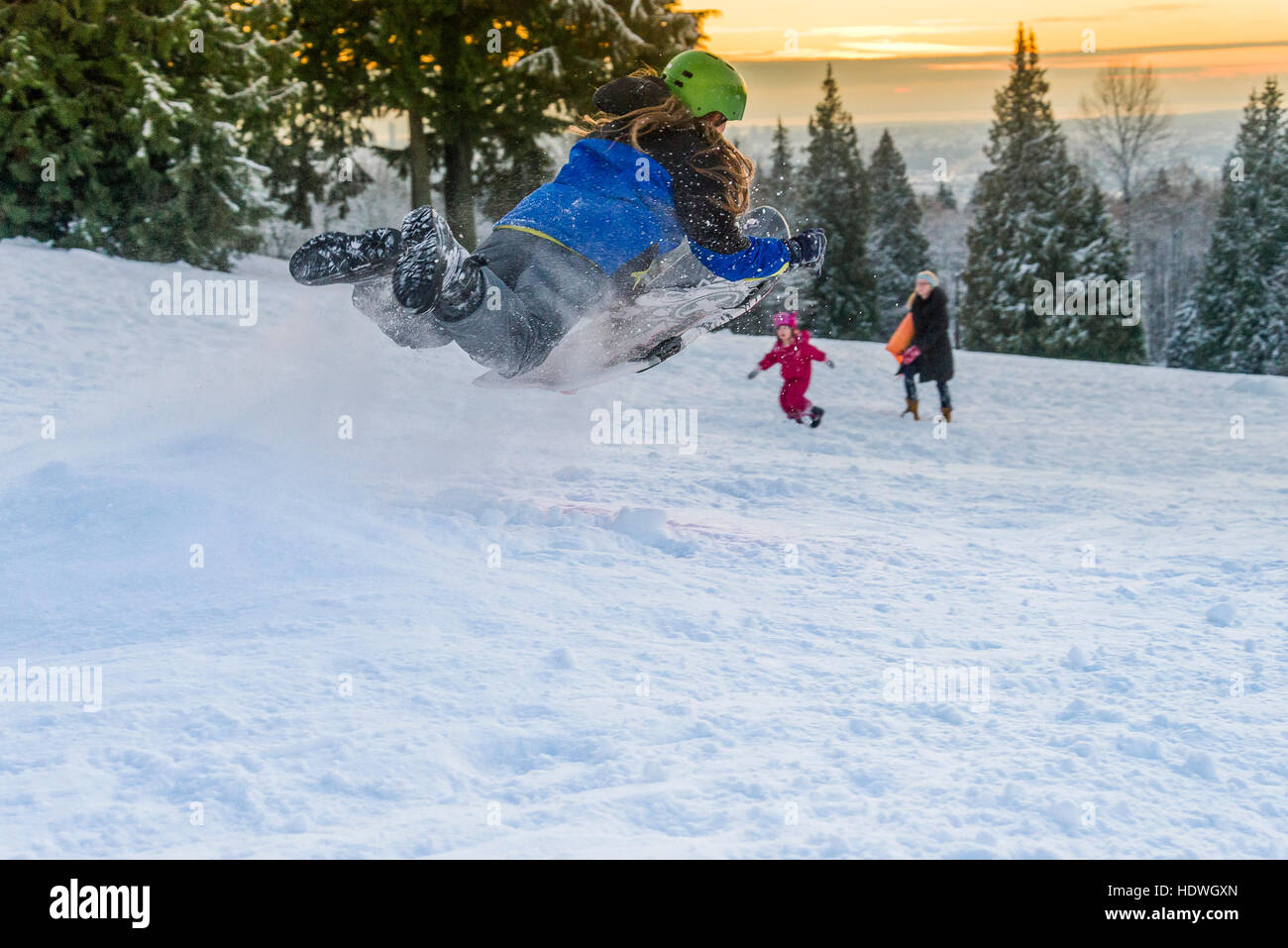 Il ragazzo corse in slittino su Burnaby Mountain, Burnaby, British Columbia, Canada. Foto Stock