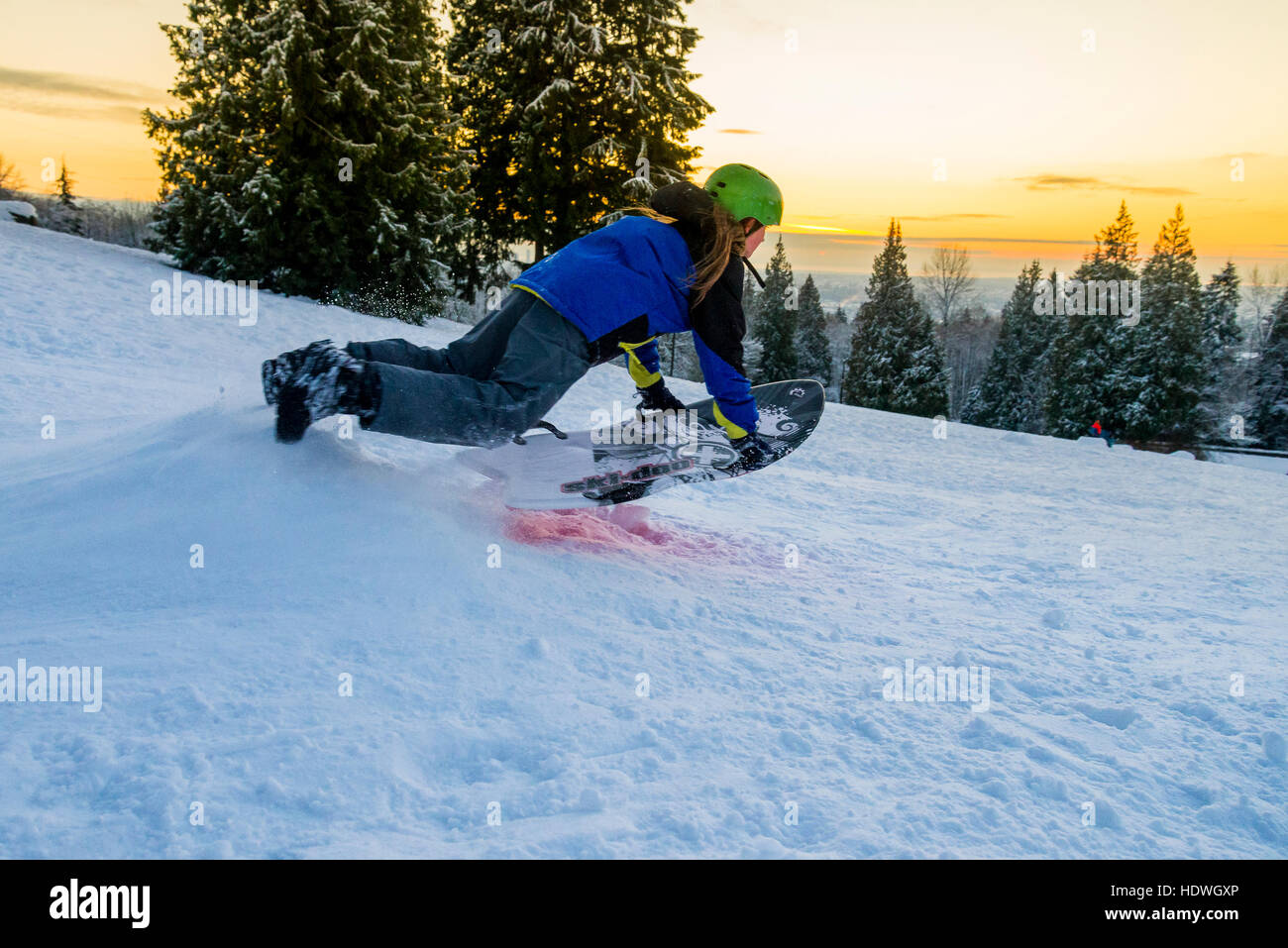 Il ragazzo corse in slittino su Burnaby Mountain, Burnaby, British Columbia, Canada. Foto Stock