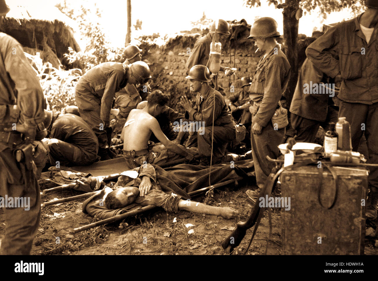 Feriti soldati americani sono fornite cure mediche in corrispondenza di una prima stazione di aiuto, da qualche parte in Corea. Foto Stock